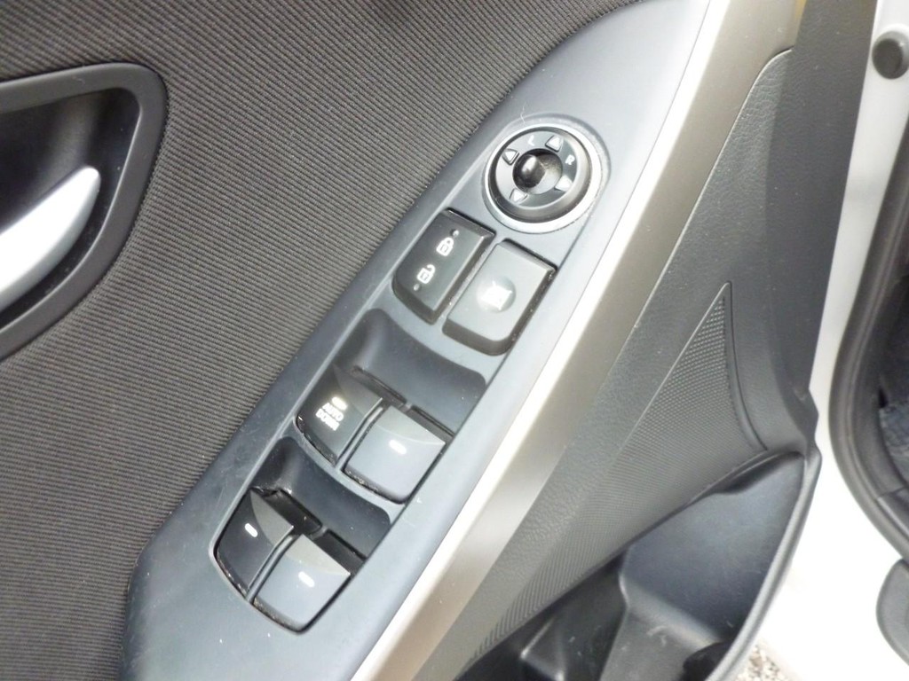 Hyundai Elantra GT Vehicle Image 09