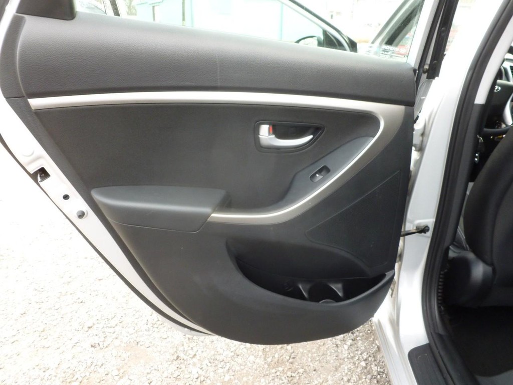 Hyundai Elantra GT Vehicle Image 18