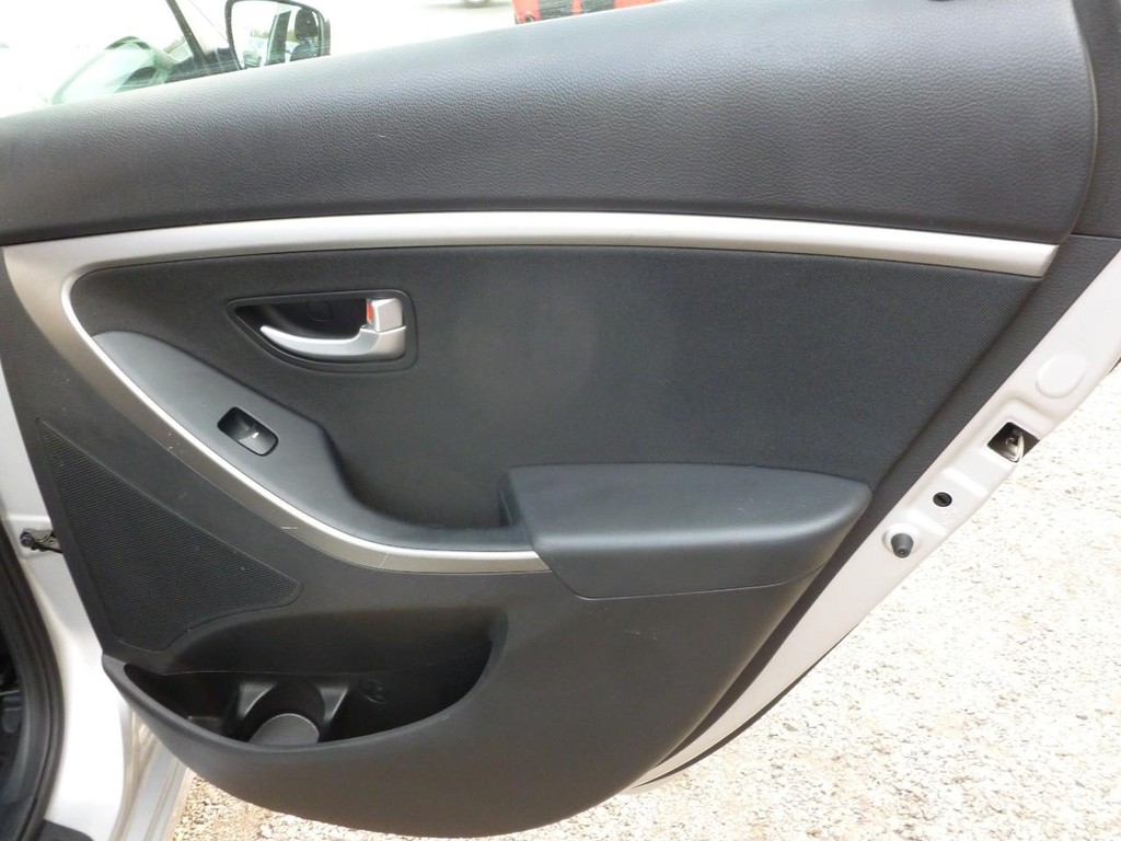 Hyundai Elantra GT Vehicle Image 19