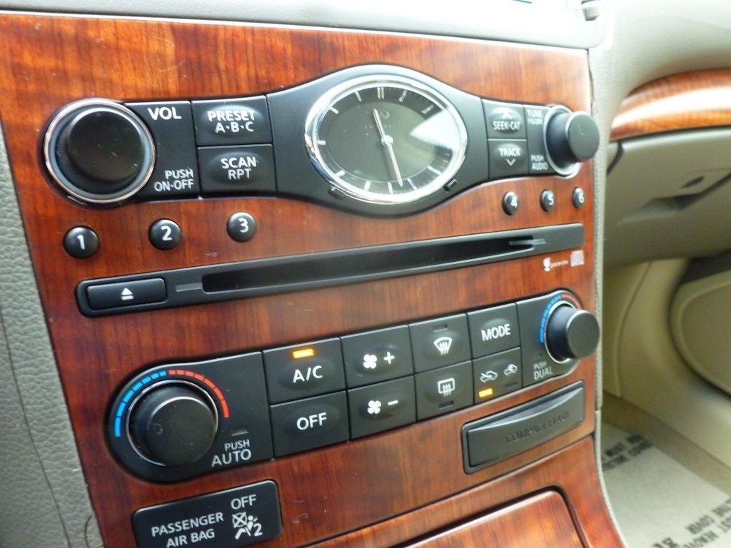 INFINITI G37 Sedan Vehicle Image 16