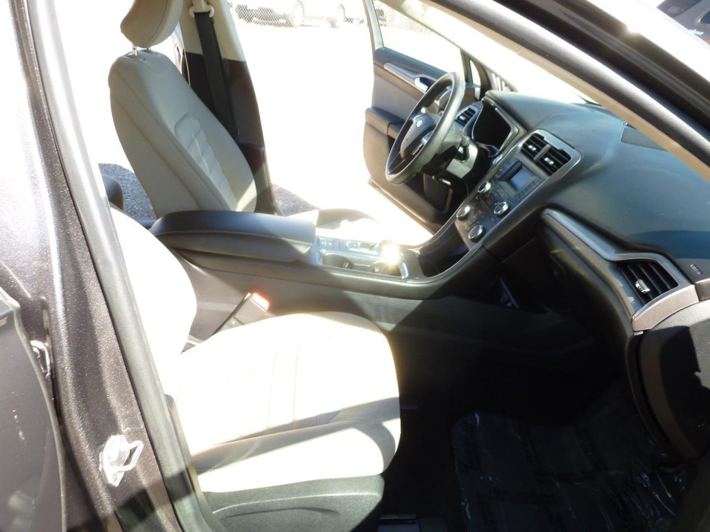 Ford Fusion Hybrid Vehicle Image 23