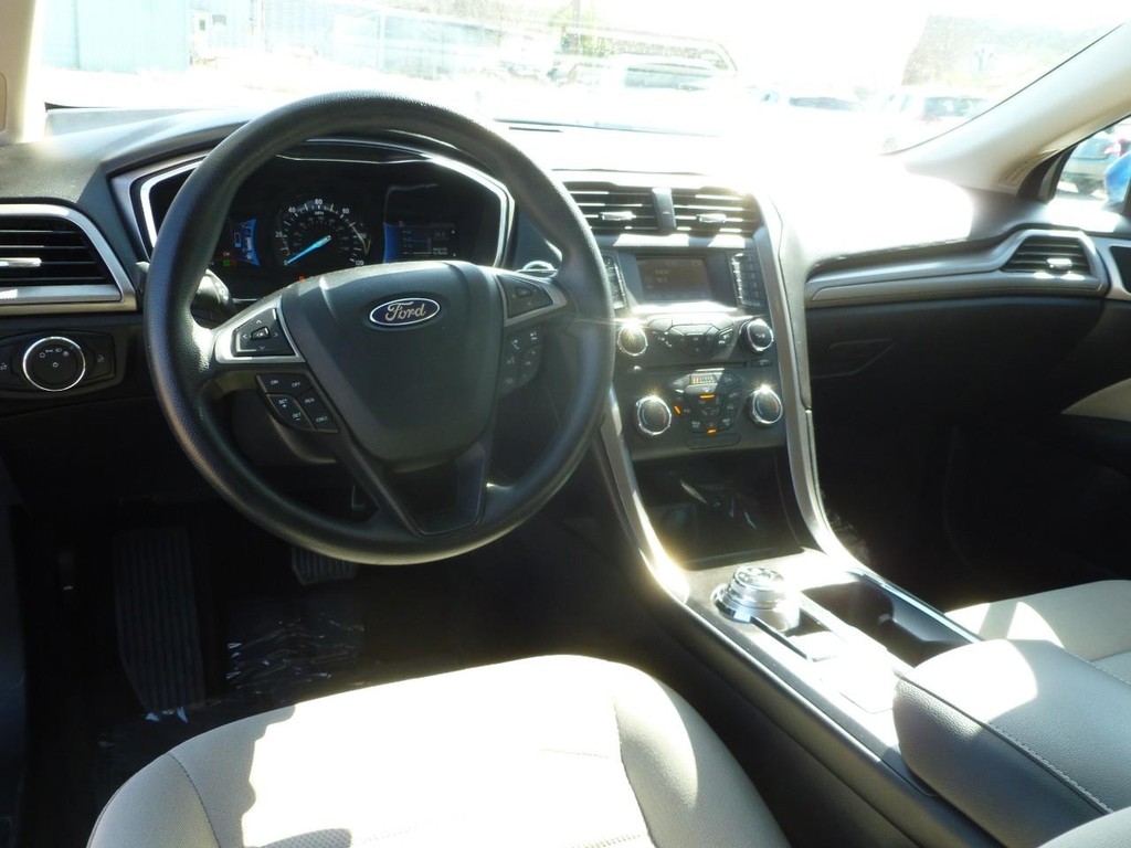 Ford Fusion Hybrid Vehicle Full-screen Gallery Image 07