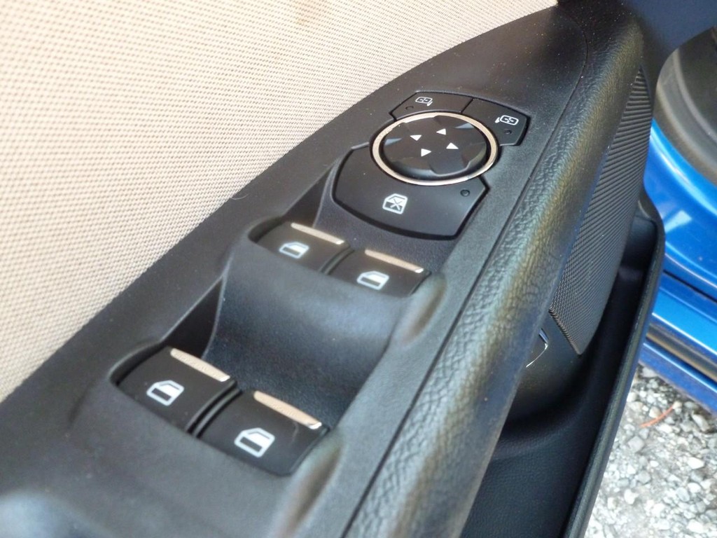 Ford Fusion Hybrid Vehicle Full-screen Gallery Image 08