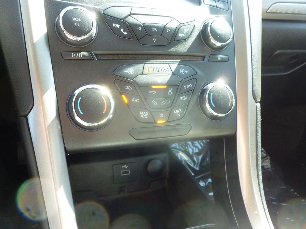 Ford Fusion Hybrid Vehicle Full-screen Gallery Image 13