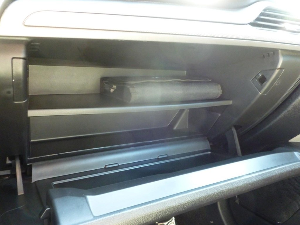 Ford Fusion Hybrid Vehicle Full-screen Gallery Image 15