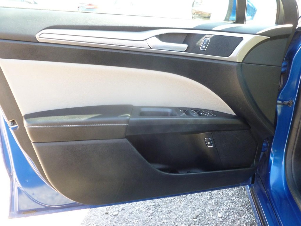 Ford Fusion Hybrid Vehicle Full-screen Gallery Image 16