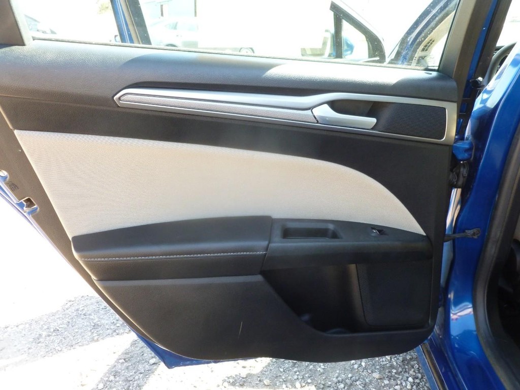 Ford Fusion Hybrid Vehicle Full-screen Gallery Image 17