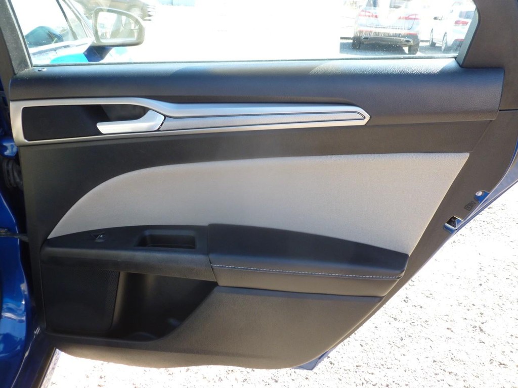 Ford Fusion Hybrid Vehicle Full-screen Gallery Image 18