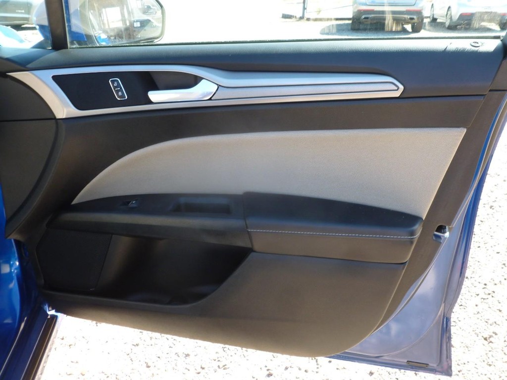 Ford Fusion Hybrid Vehicle Full-screen Gallery Image 19