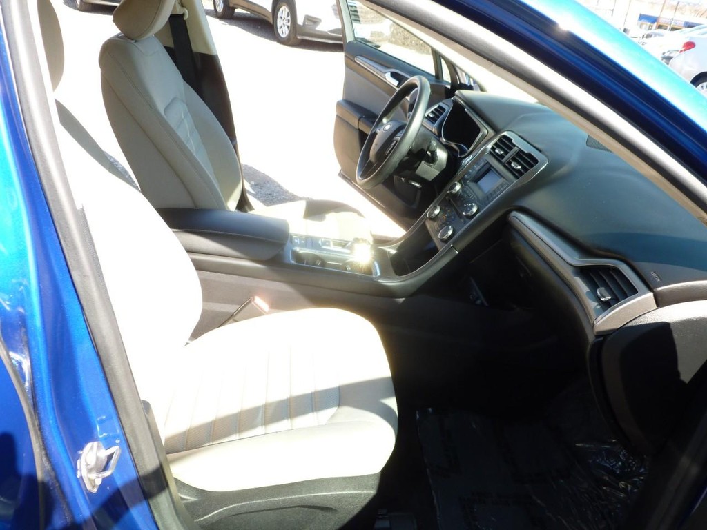 Ford Fusion Hybrid Vehicle Full-screen Gallery Image 20