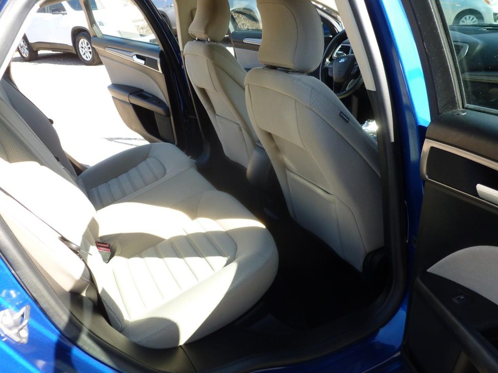 Ford Fusion Hybrid Vehicle Full-screen Gallery Image 21