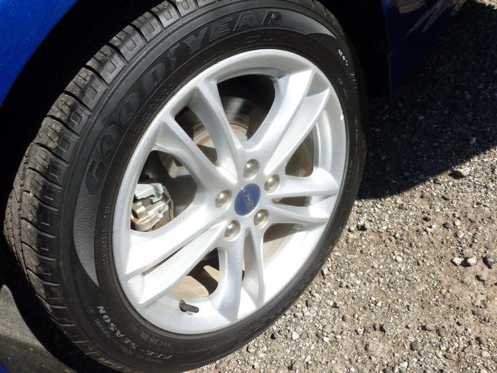 Ford Fusion Hybrid Vehicle Full-screen Gallery Image 22