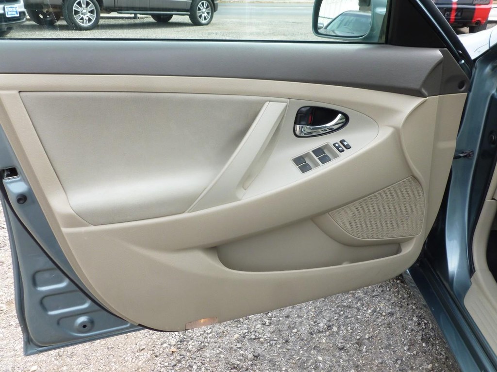 Toyota Camry Vehicle Image 16