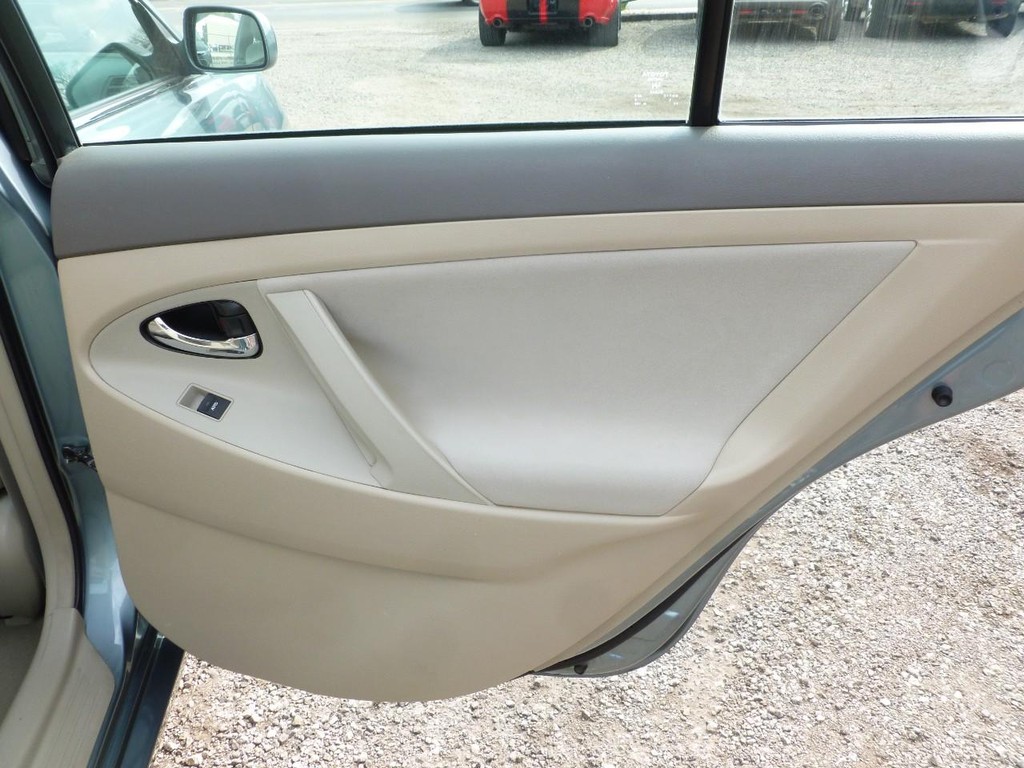 Toyota Camry Vehicle Image 18