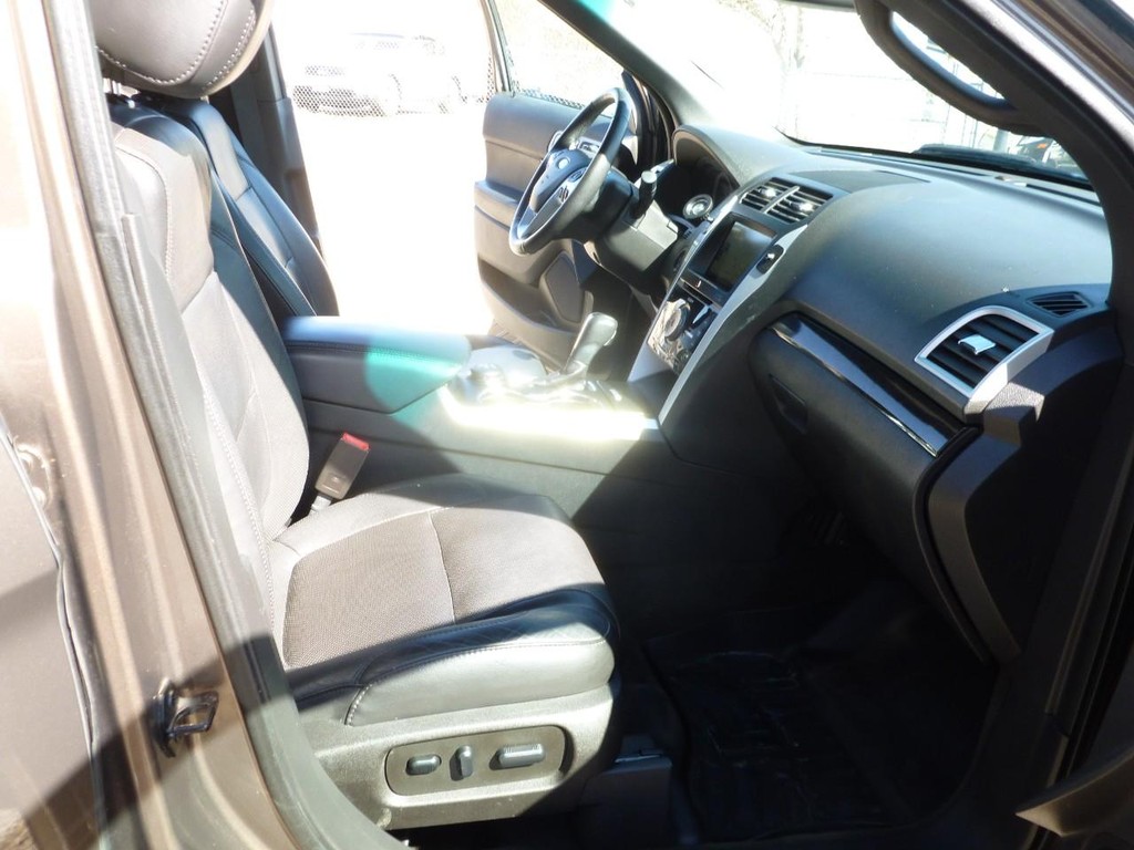 Ford Explorer Vehicle Image 30