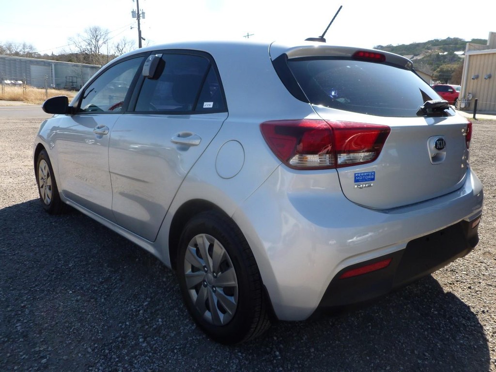 Kia Rio 5-Door Vehicle Full-screen Gallery Image 02