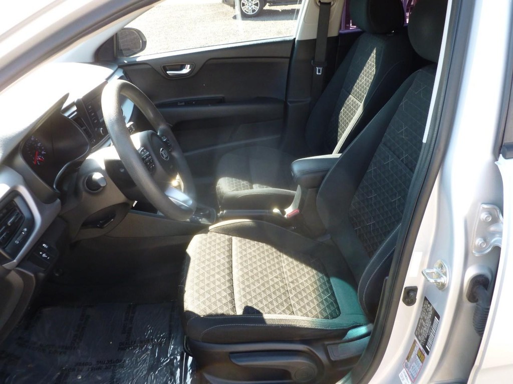 Kia Rio 5-Door Vehicle Full-screen Gallery Image 05