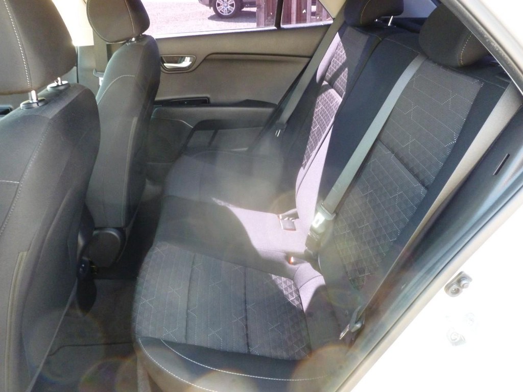 Kia Rio 5-Door Vehicle Full-screen Gallery Image 06