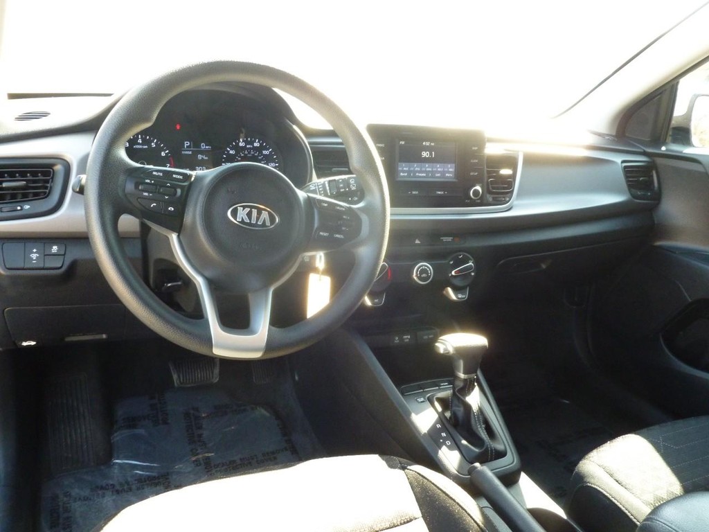 Kia Rio 5-Door Vehicle Full-screen Gallery Image 07