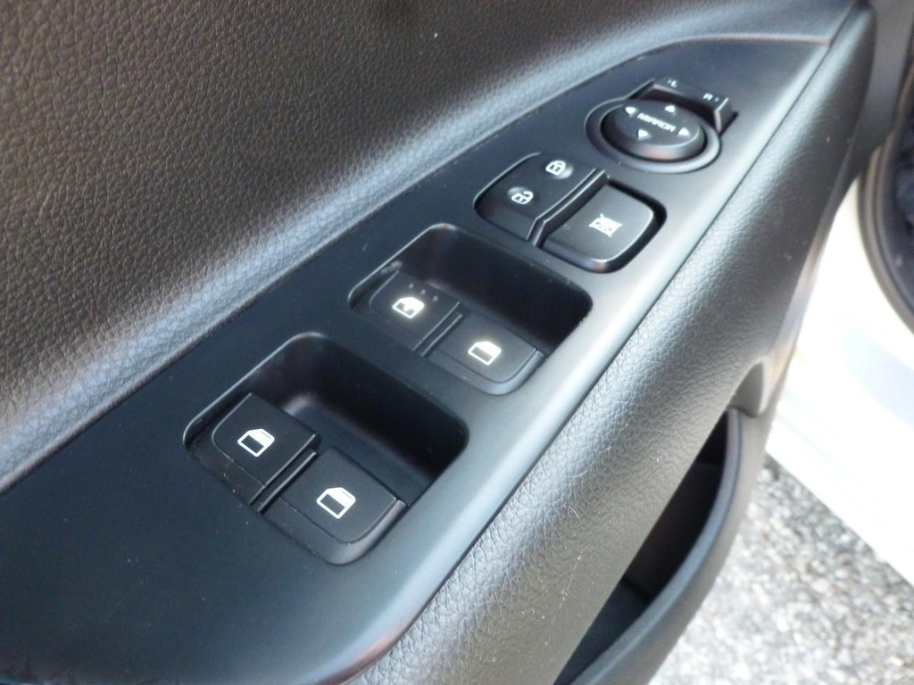 Kia Rio 5-Door Vehicle Full-screen Gallery Image 08