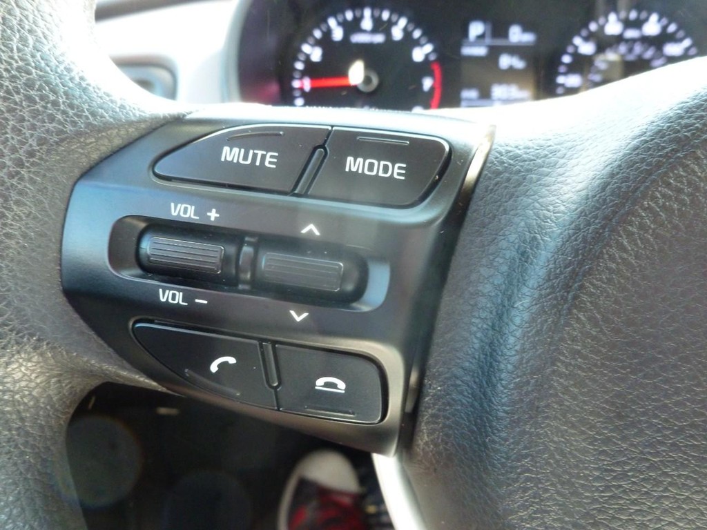 Kia Rio 5-Door Vehicle Full-screen Gallery Image 10