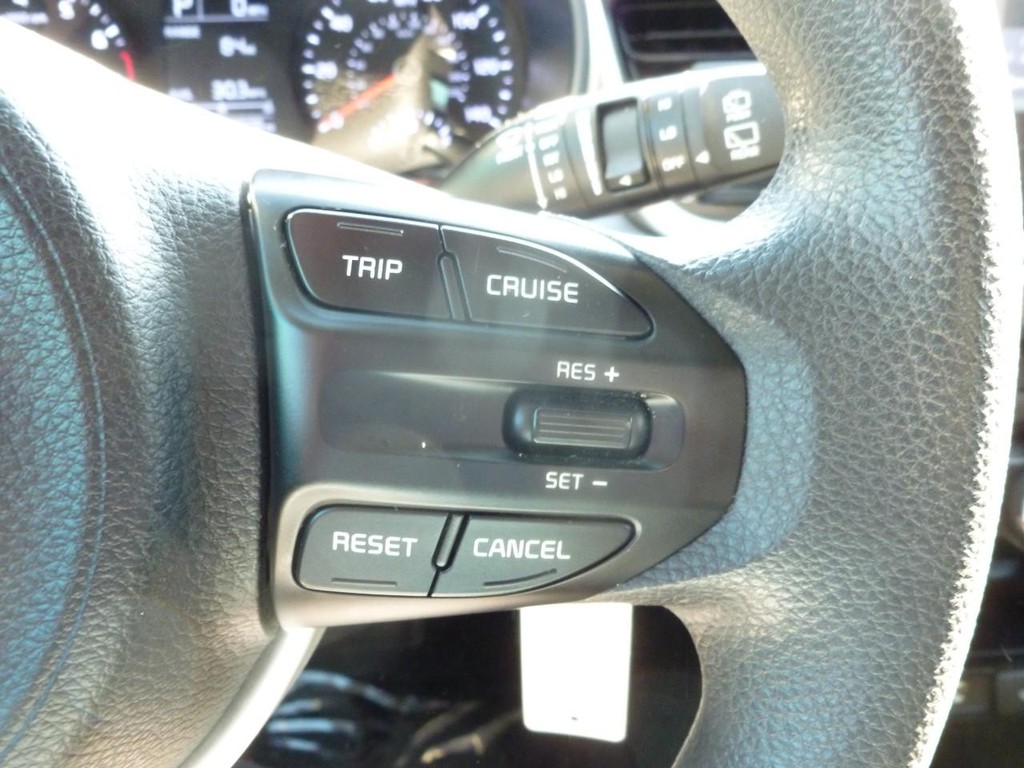 Kia Rio 5-Door Vehicle Full-screen Gallery Image 11