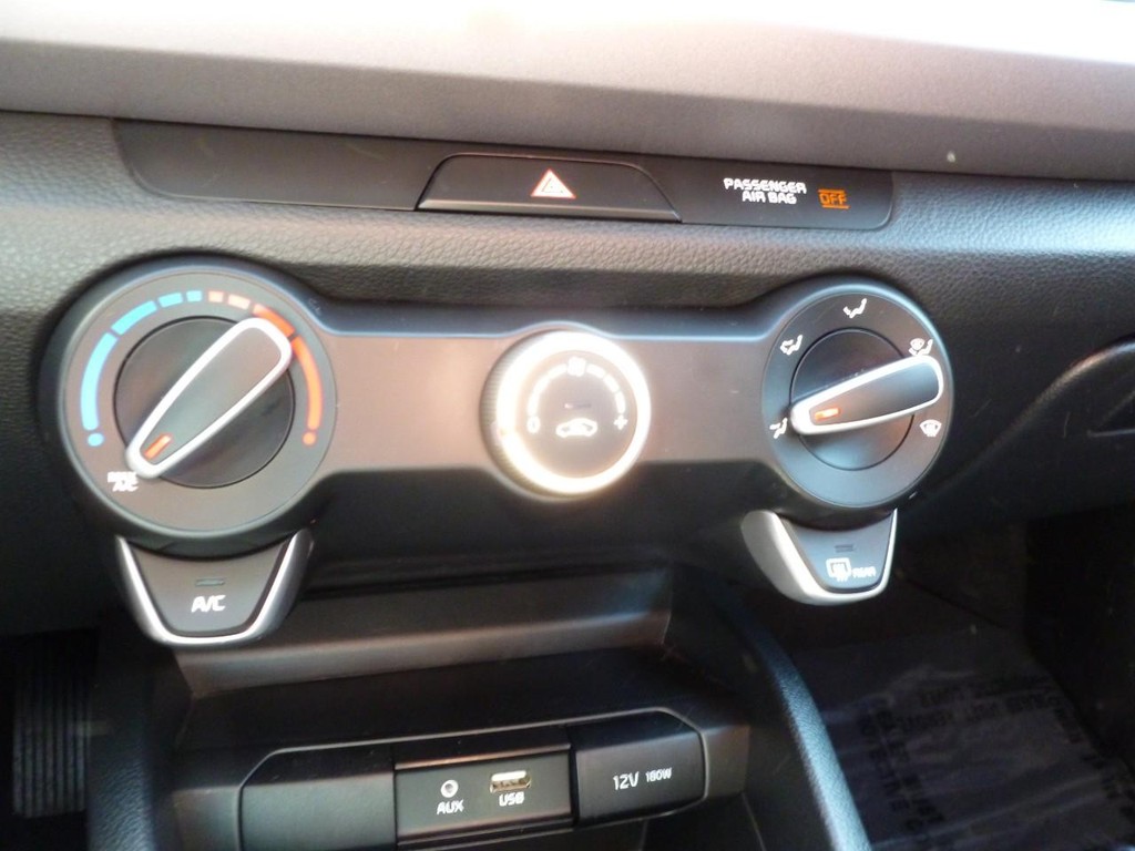 Kia Rio 5-Door Vehicle Full-screen Gallery Image 13