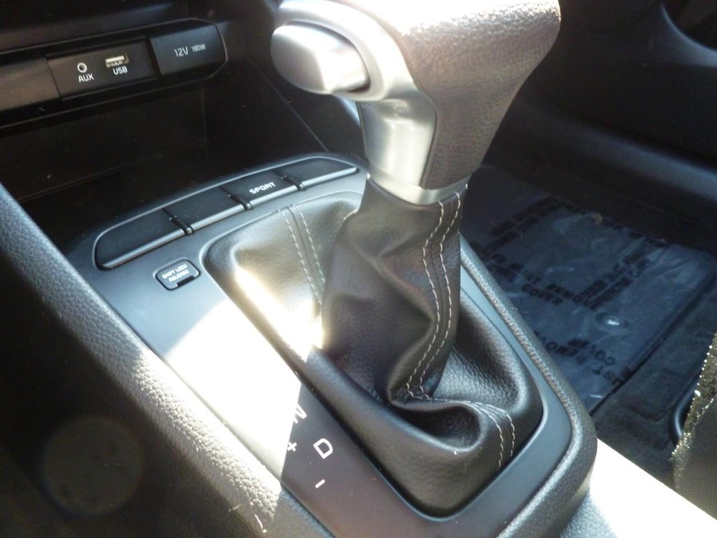 Kia Rio 5-Door Vehicle Full-screen Gallery Image 15