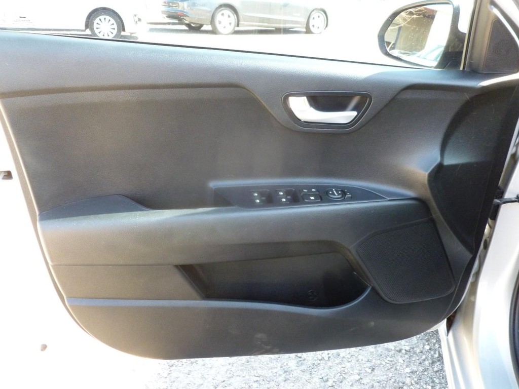 Kia Rio 5-Door Vehicle Full-screen Gallery Image 18