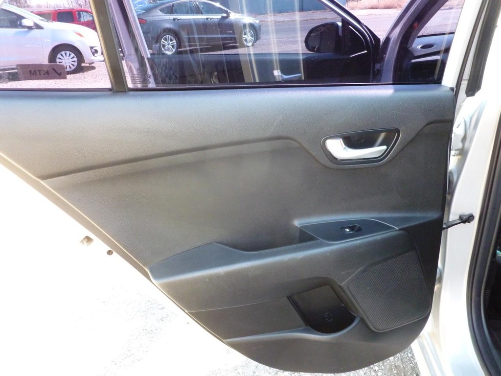 Kia Rio 5-Door Vehicle Full-screen Gallery Image 19