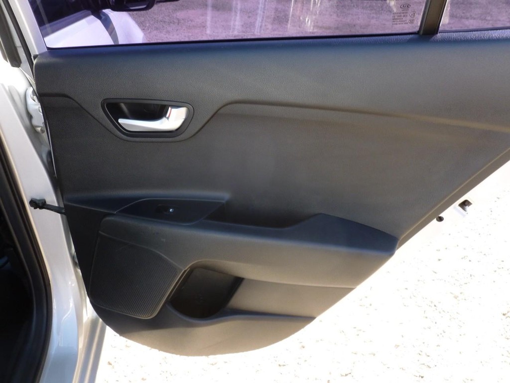 Kia Rio 5-Door Vehicle Full-screen Gallery Image 20