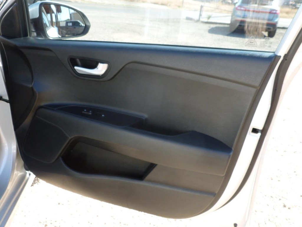 Kia Rio 5-Door Vehicle Full-screen Gallery Image 21