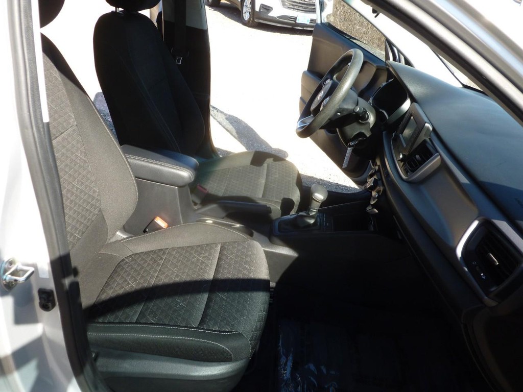 Kia Rio 5-Door Vehicle Full-screen Gallery Image 22