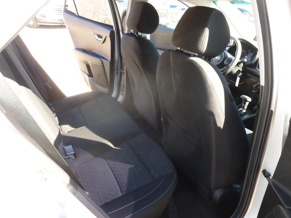 Kia Rio 5-Door Vehicle Full-screen Gallery Image 23