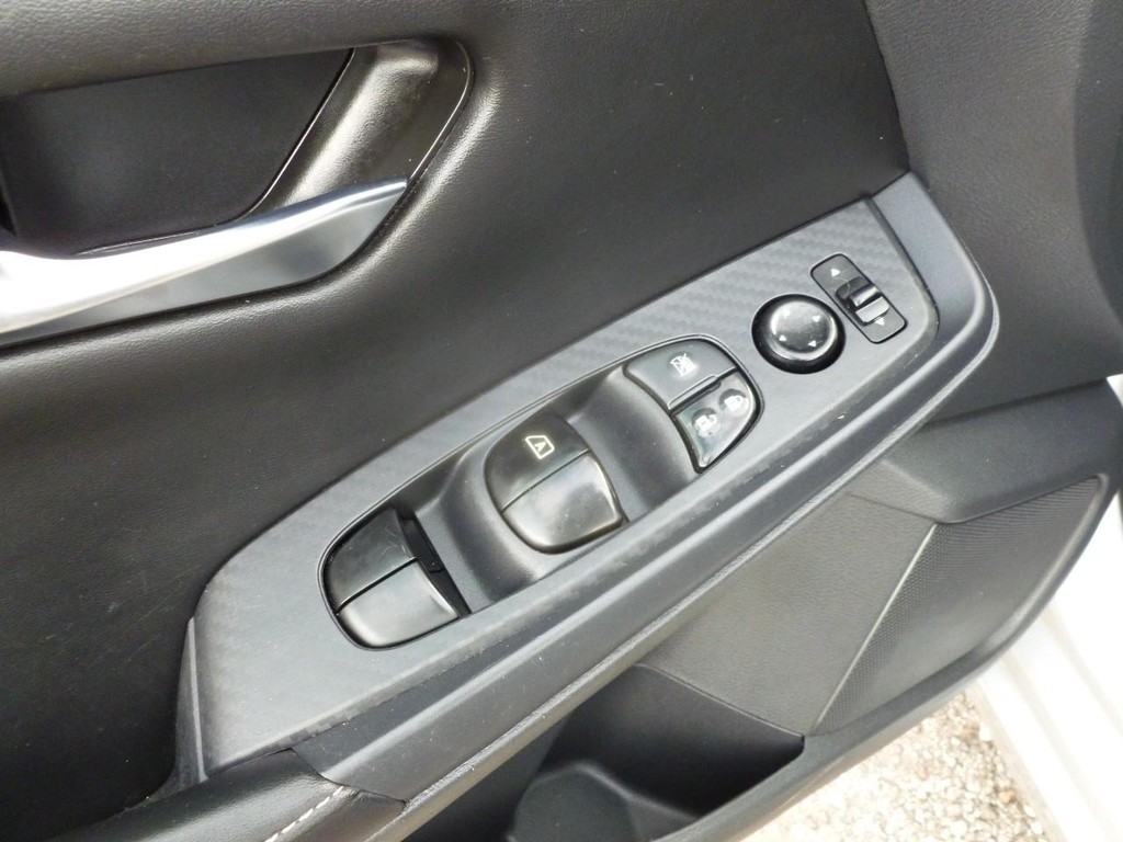 Nissan Sentra Vehicle Image 09