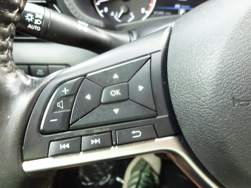 Nissan Sentra Vehicle Image 11