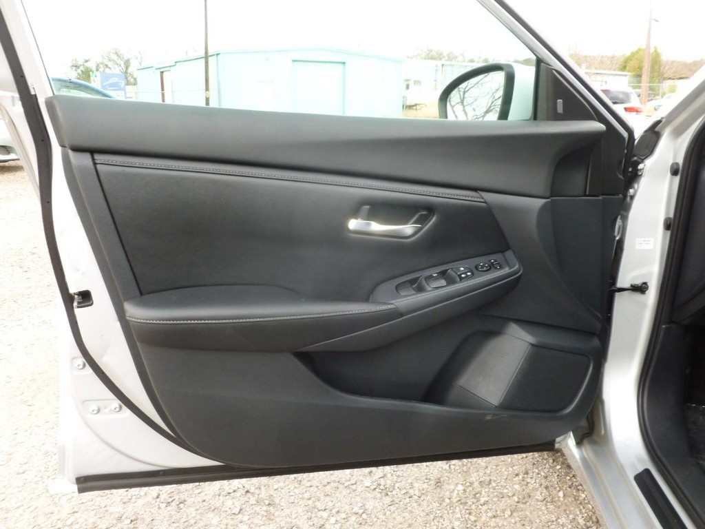 Nissan Sentra Vehicle Image 17