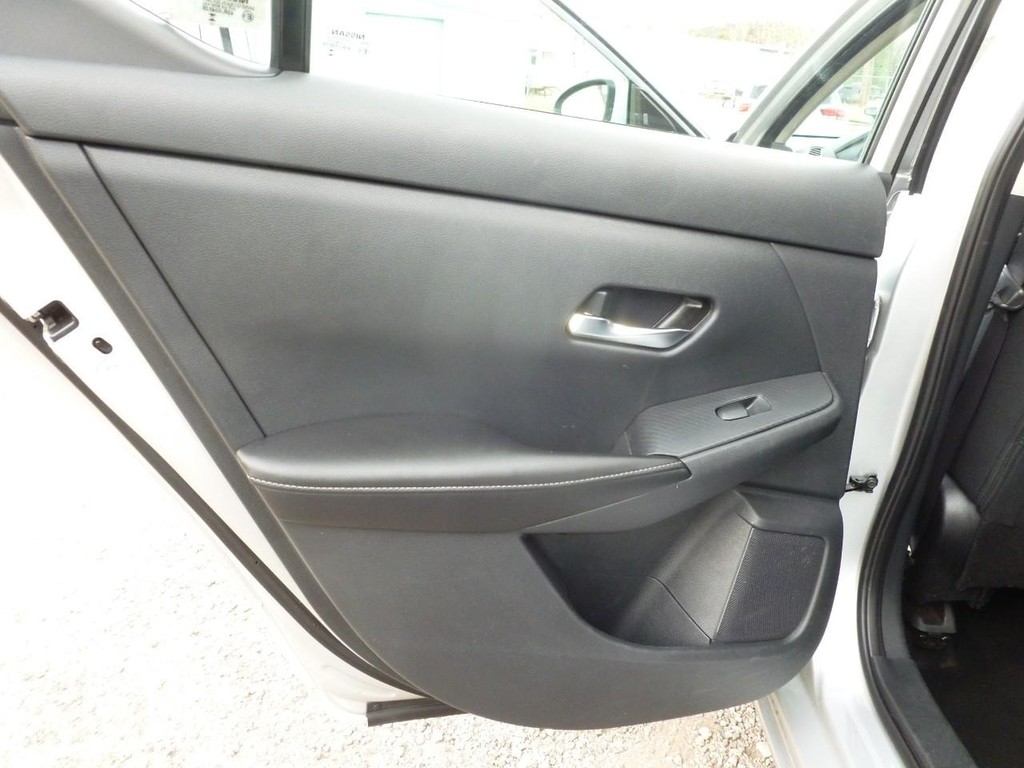 Nissan Sentra Vehicle Image 18