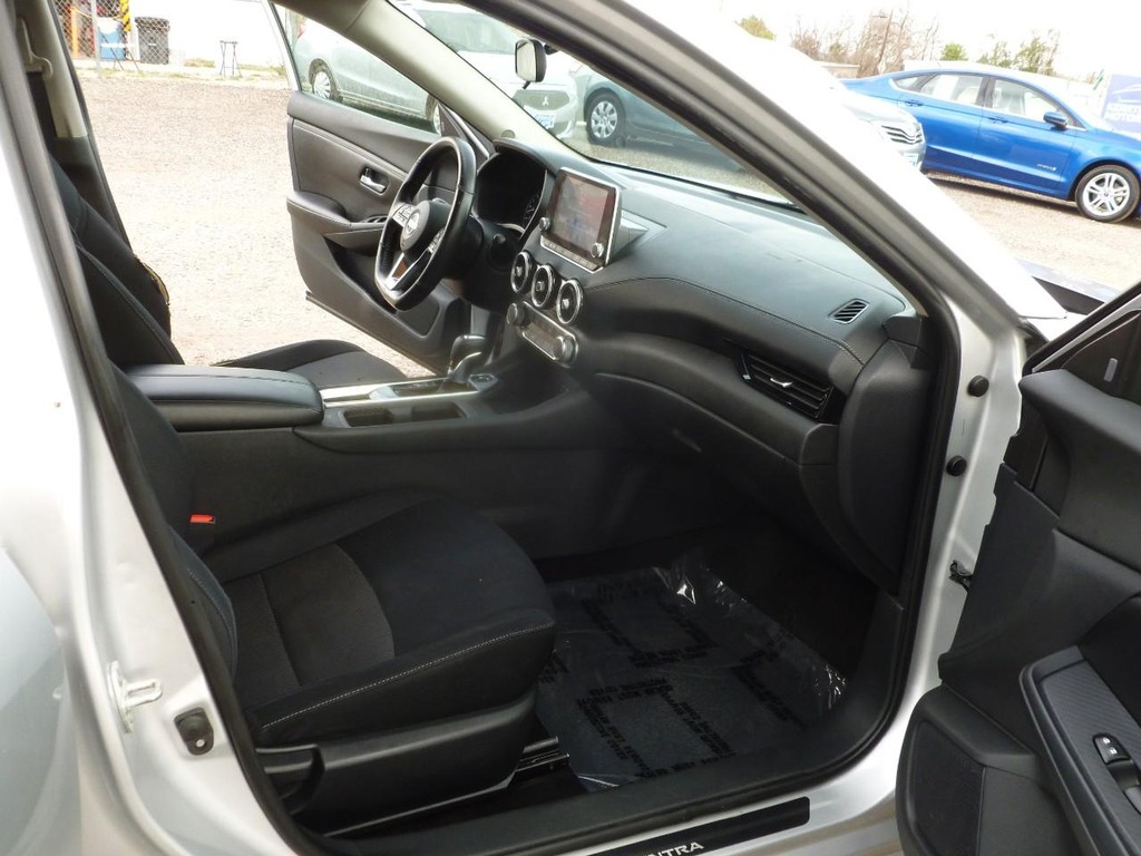Nissan Sentra Vehicle Image 21
