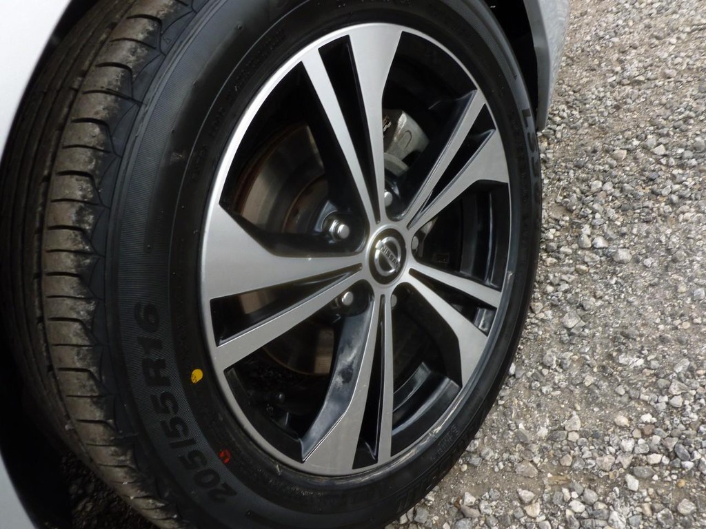 Nissan Sentra Vehicle Image 23