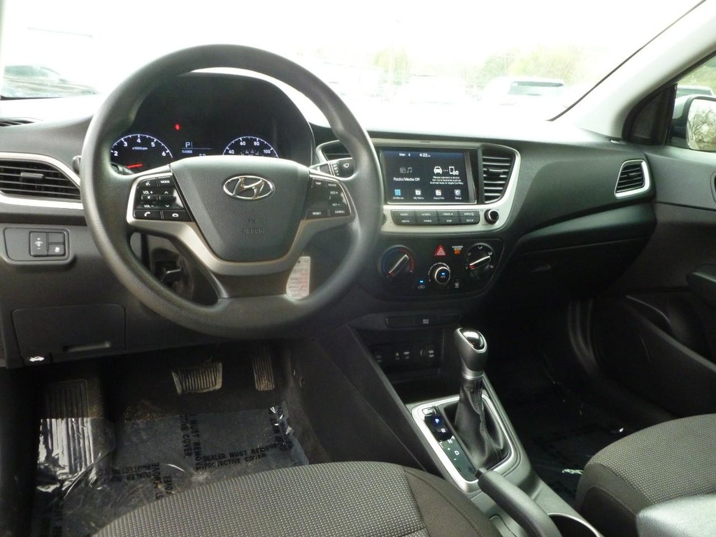 Hyundai Accent Vehicle Image 08