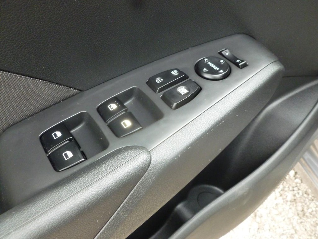 Hyundai Accent Vehicle Image 09