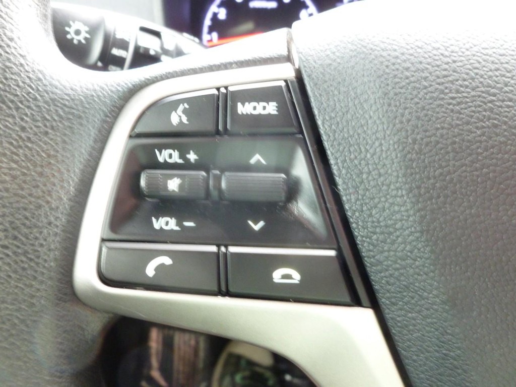 Hyundai Accent Vehicle Image 11