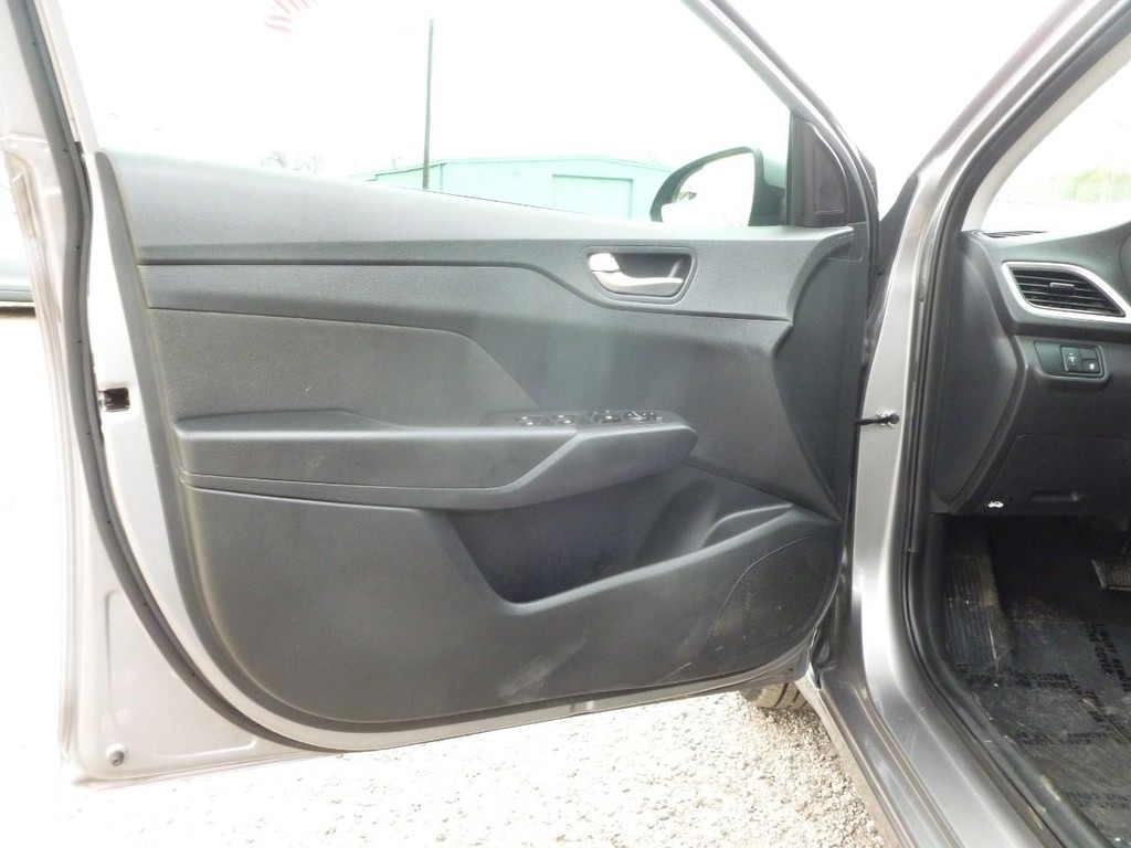 Hyundai Accent Vehicle Image 18