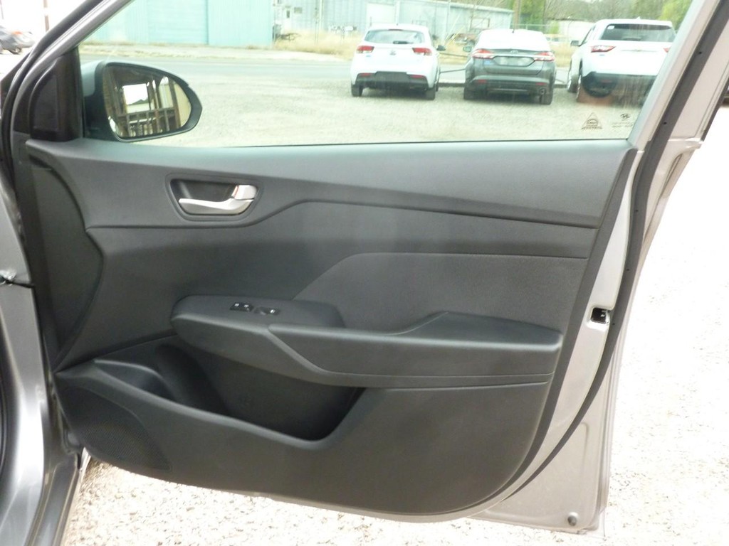 Hyundai Accent Vehicle Image 21