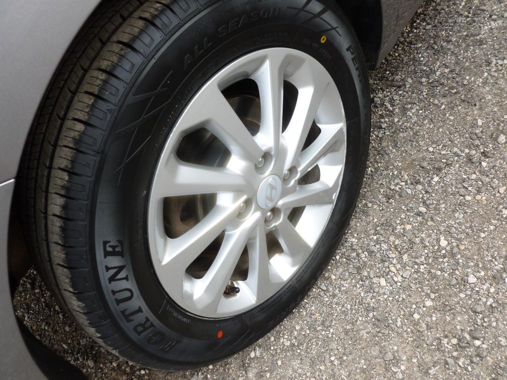 Hyundai Accent Vehicle Image 24