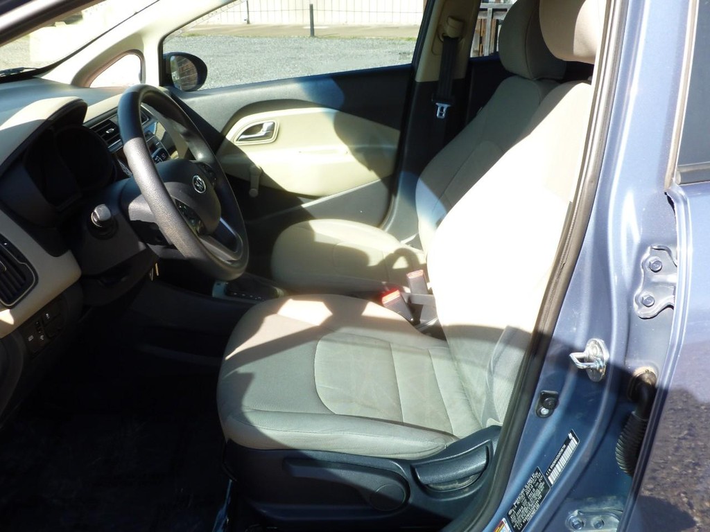 Kia Rio Vehicle Full-screen Gallery Image 05