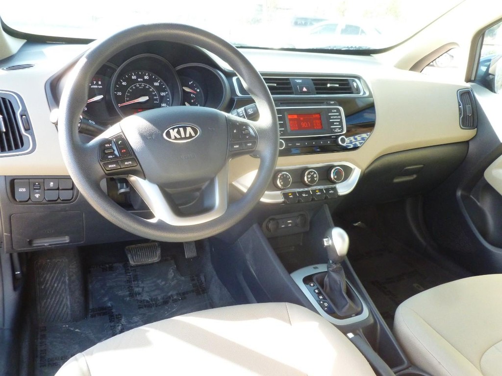 Kia Rio Vehicle Full-screen Gallery Image 07