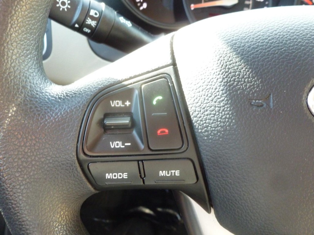 Kia Rio Vehicle Full-screen Gallery Image 10