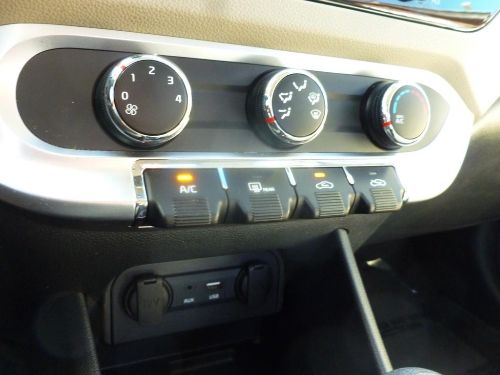 Kia Rio Vehicle Full-screen Gallery Image 13